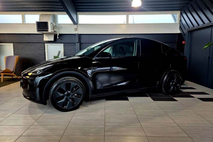 Sort Tesla Model Y fra 2024