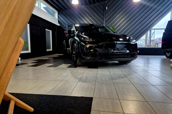 Sort Tesla Model Y fra 2024