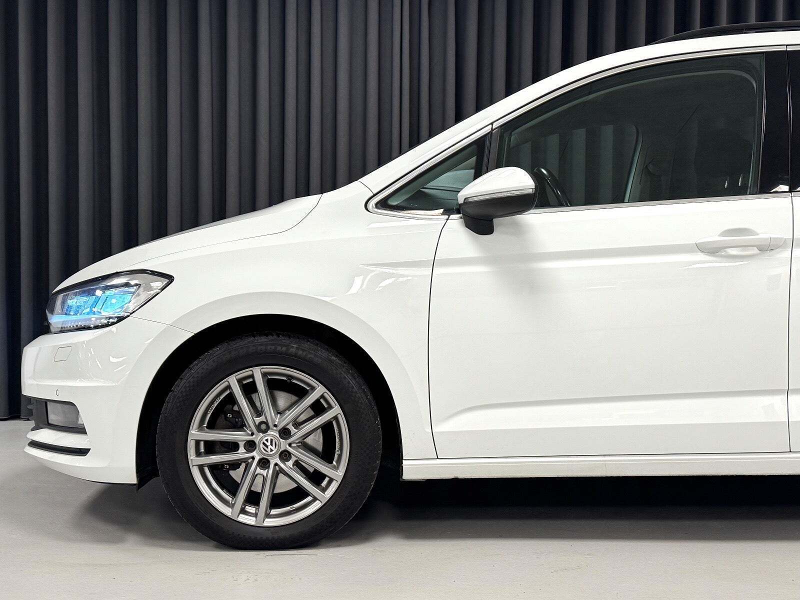 Hvid VW Touran fra 2018