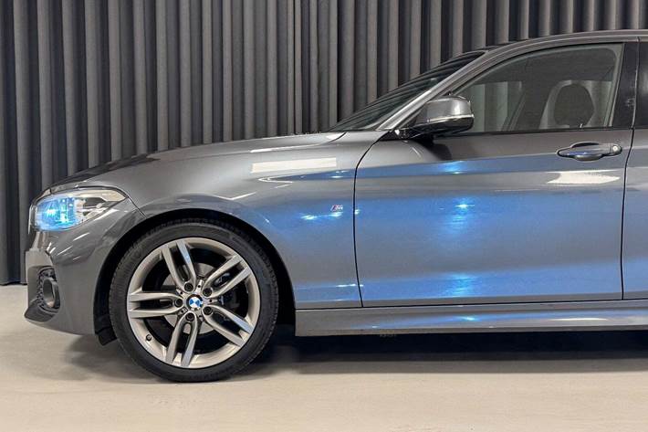 Grå BMW 118d fra 2018