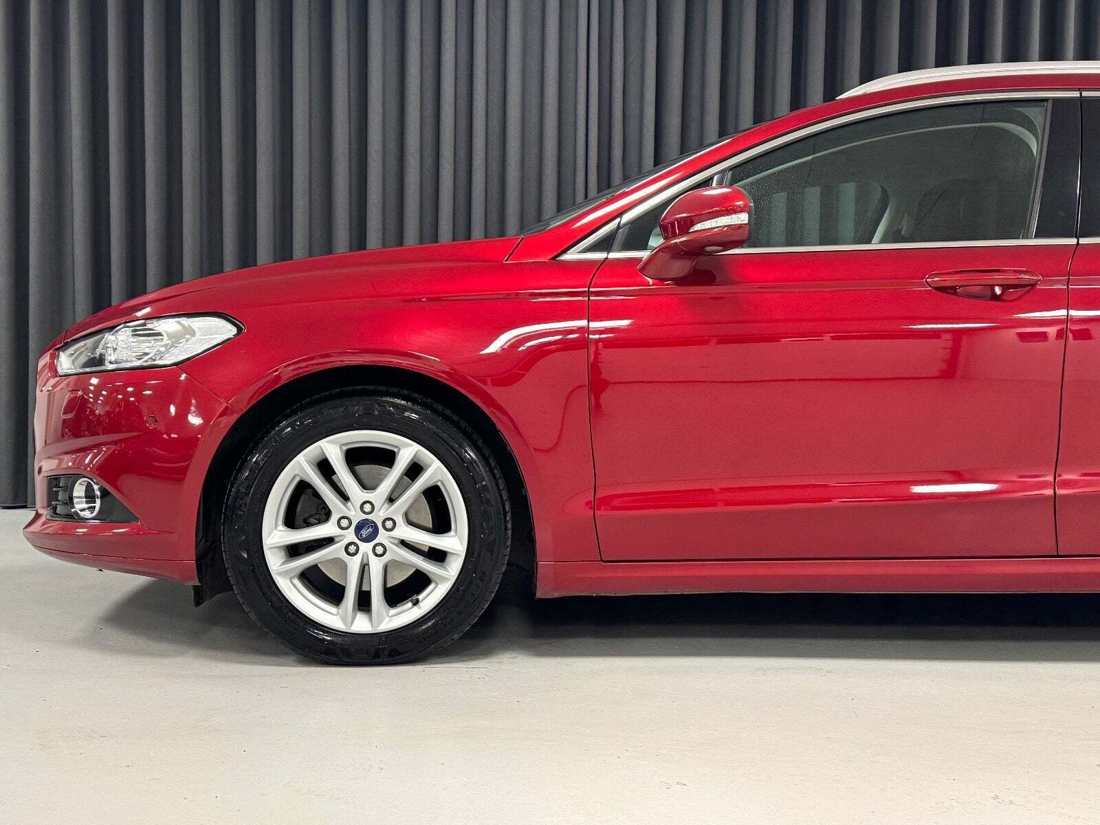 Grå Ford Mondeo fra 2018