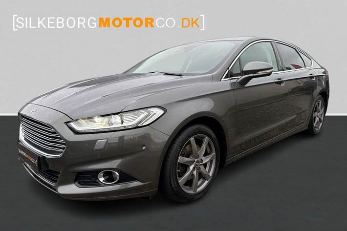 Grøn Ford Mondeo fra 2017 set udefra