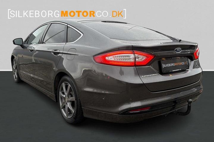 Grøn Ford Mondeo fra 2017