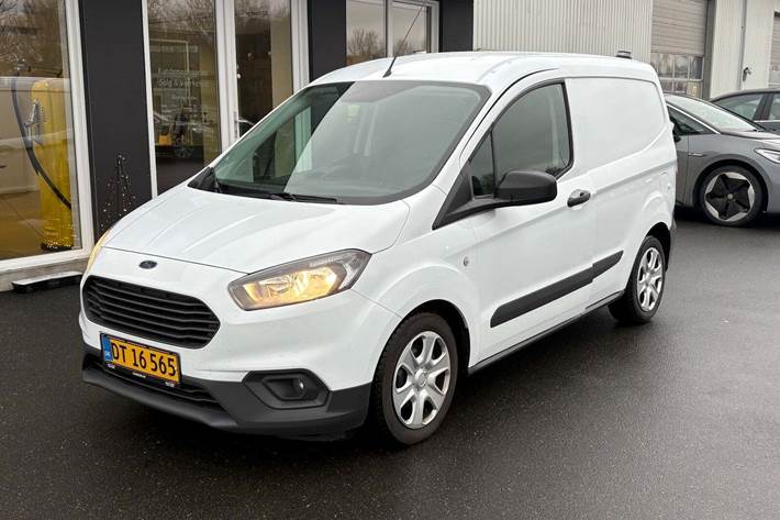 Hvid Ford Transit Courier fra 2023 set udefra