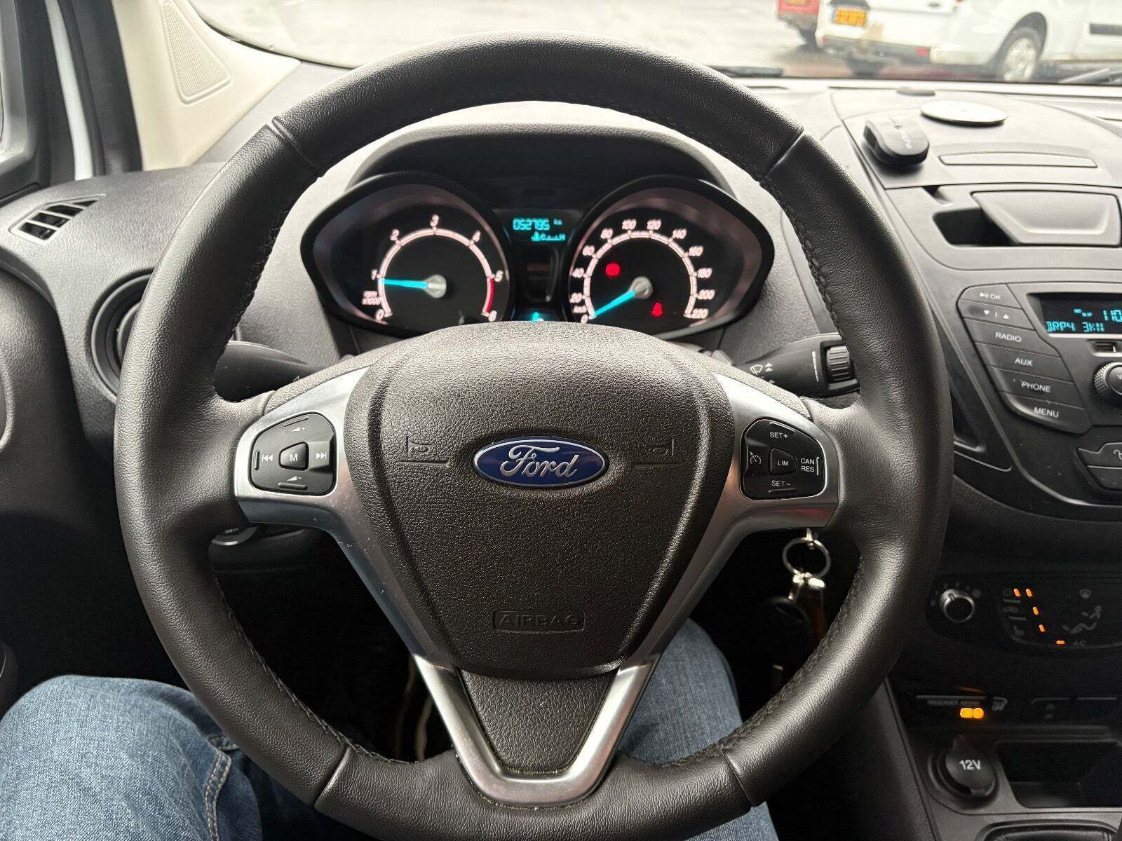 Hvid Ford Transit Courier fra 2023