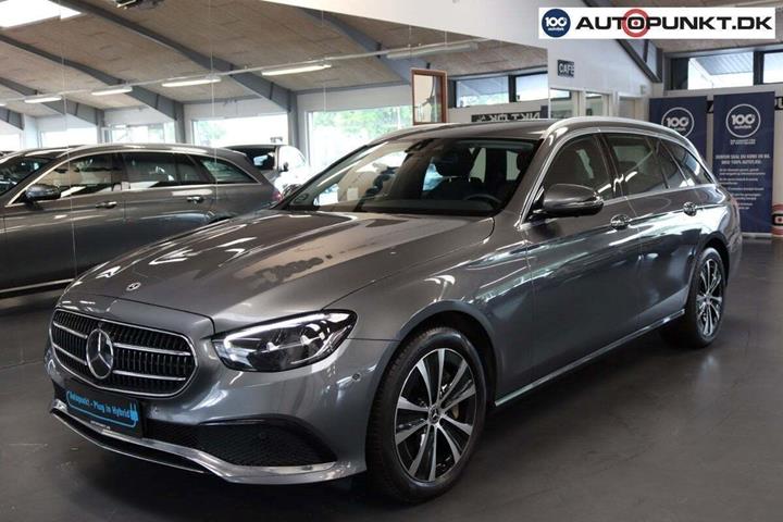 Grå Mercedes E300 de fra 2022 set udefra