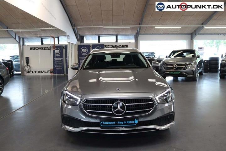 Grå Mercedes E300 de fra 2022