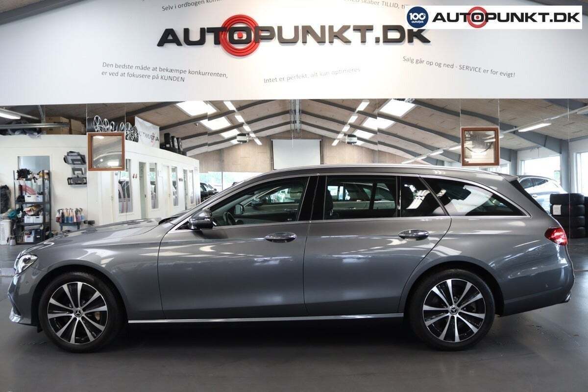 Grå Mercedes E300 de fra 2022