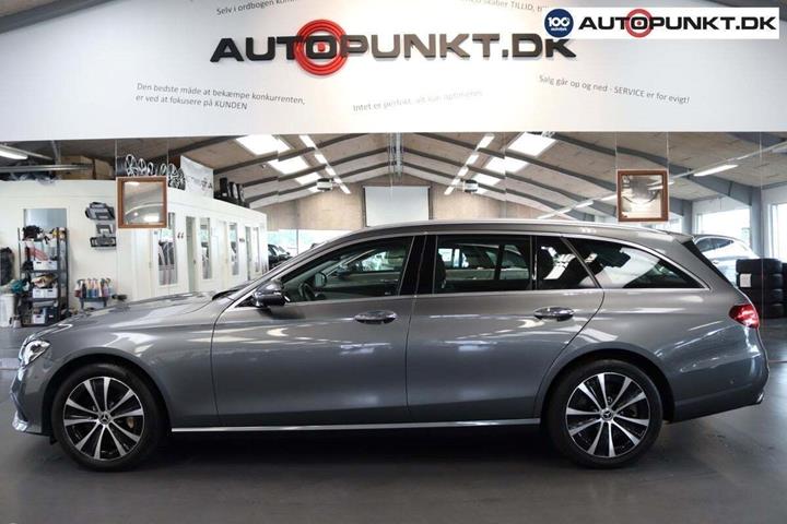 Grå Mercedes E300 de fra 2022