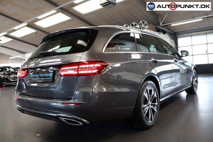 Grå Mercedes E300 de fra 2022
