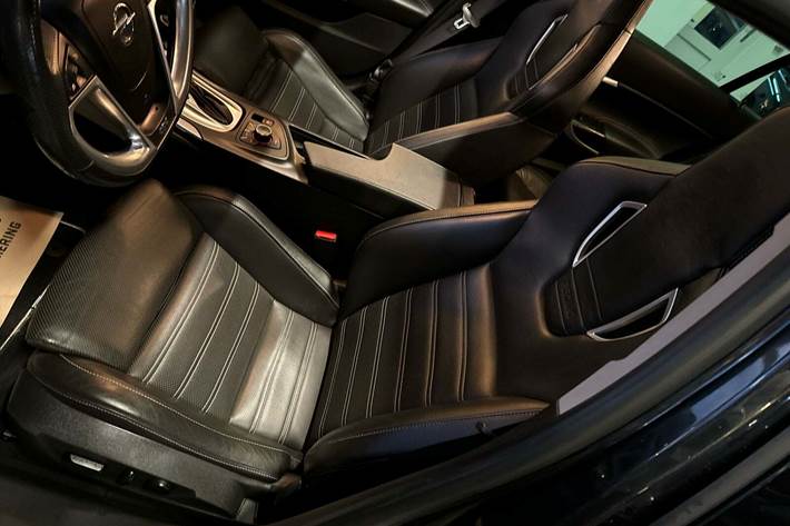 Sort Opel Insignia fra 2011