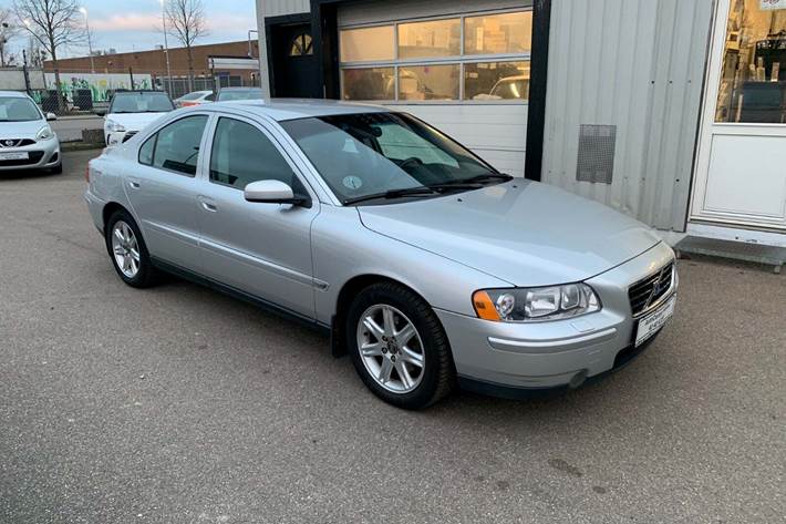 Sølv Volvo S60 fra 2006 set udefra