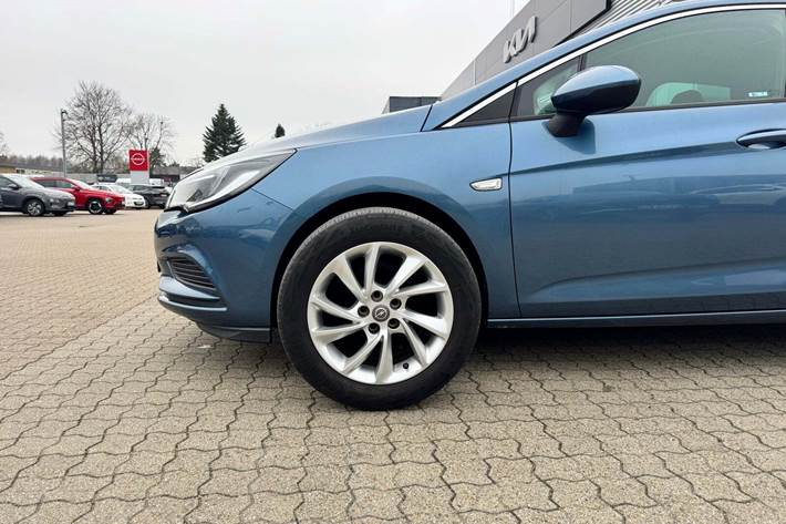 Blå Opel Astra fra 2017