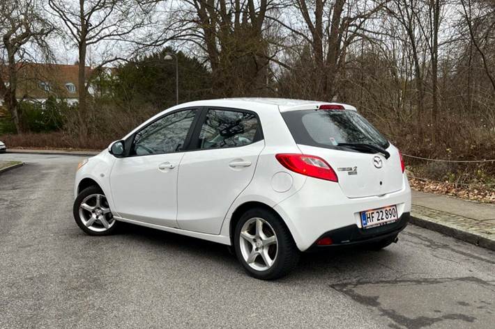 Hvid Mazda 2 fra 2012