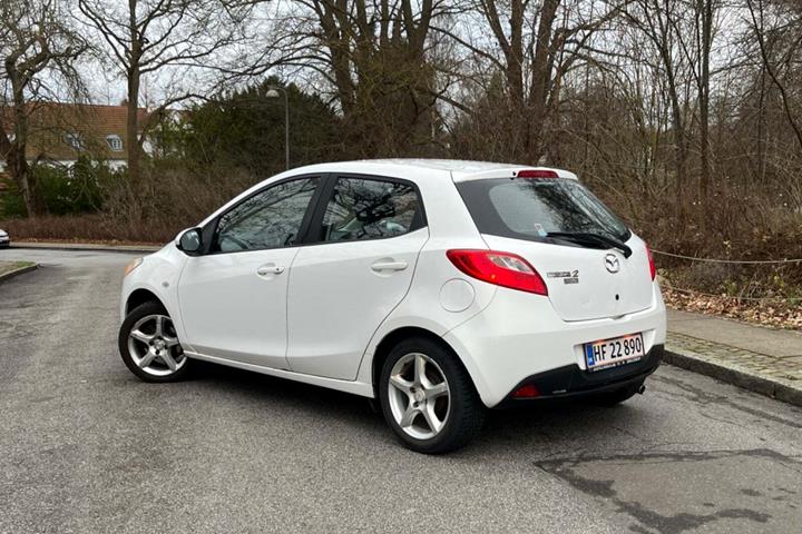 Hvid Mazda 2 fra 2012