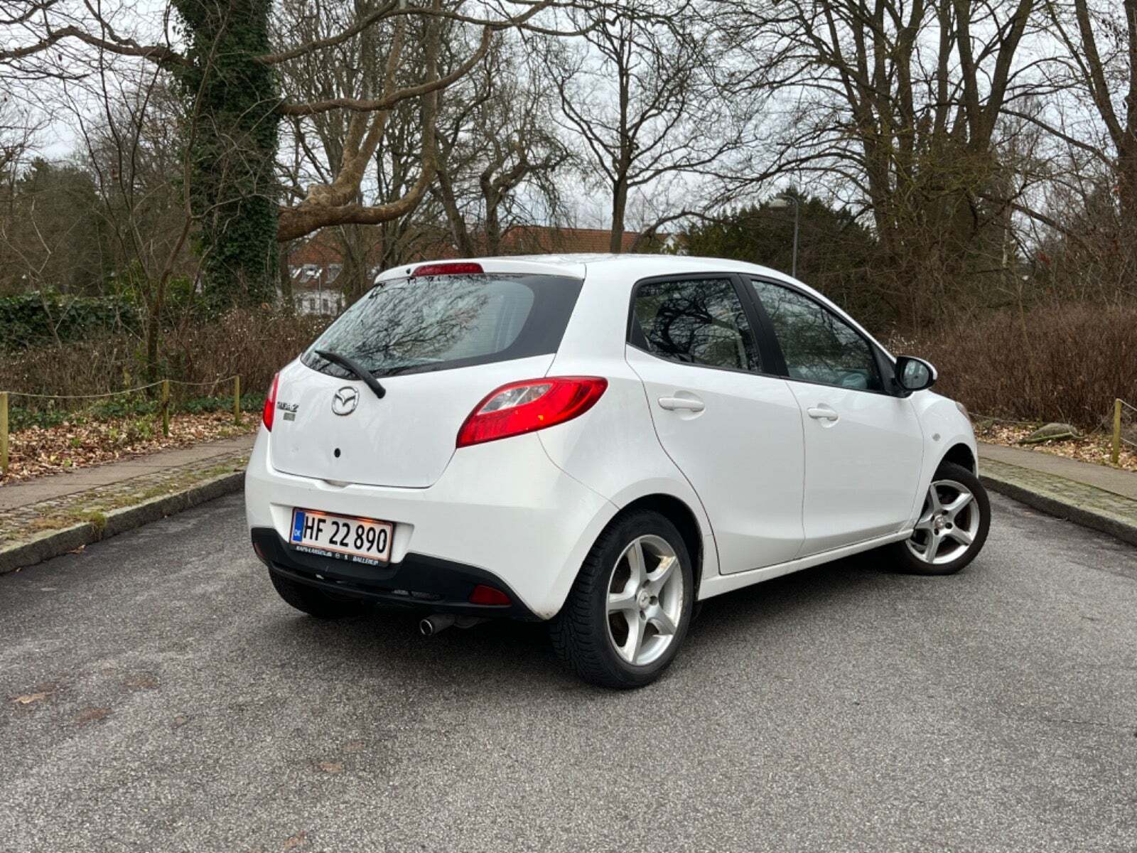 Hvid Mazda 2 fra 2012