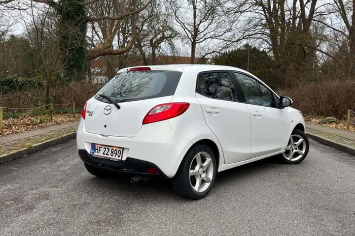 Hvid Mazda 2 fra 2012
