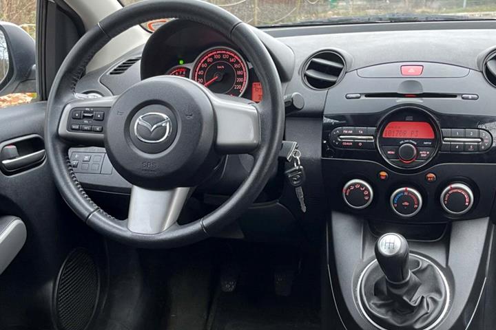 Hvid Mazda 2 fra 2012
