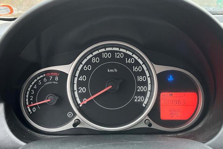 Hvid Mazda 2 fra 2012