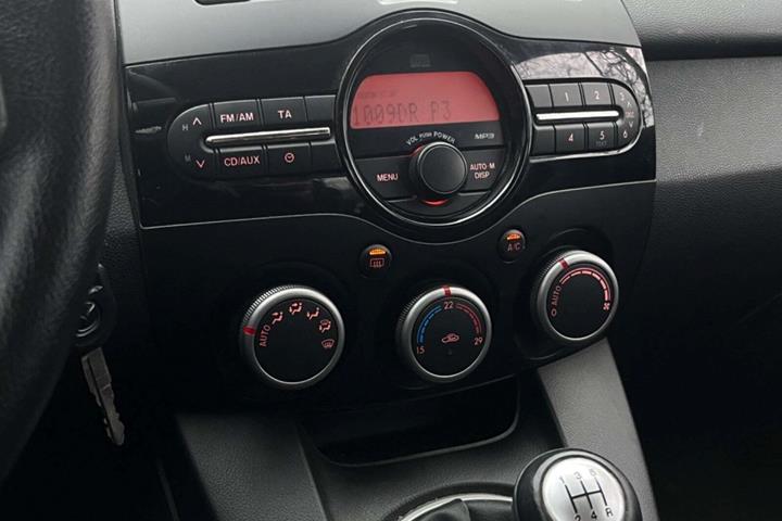 Hvid Mazda 2 fra 2012