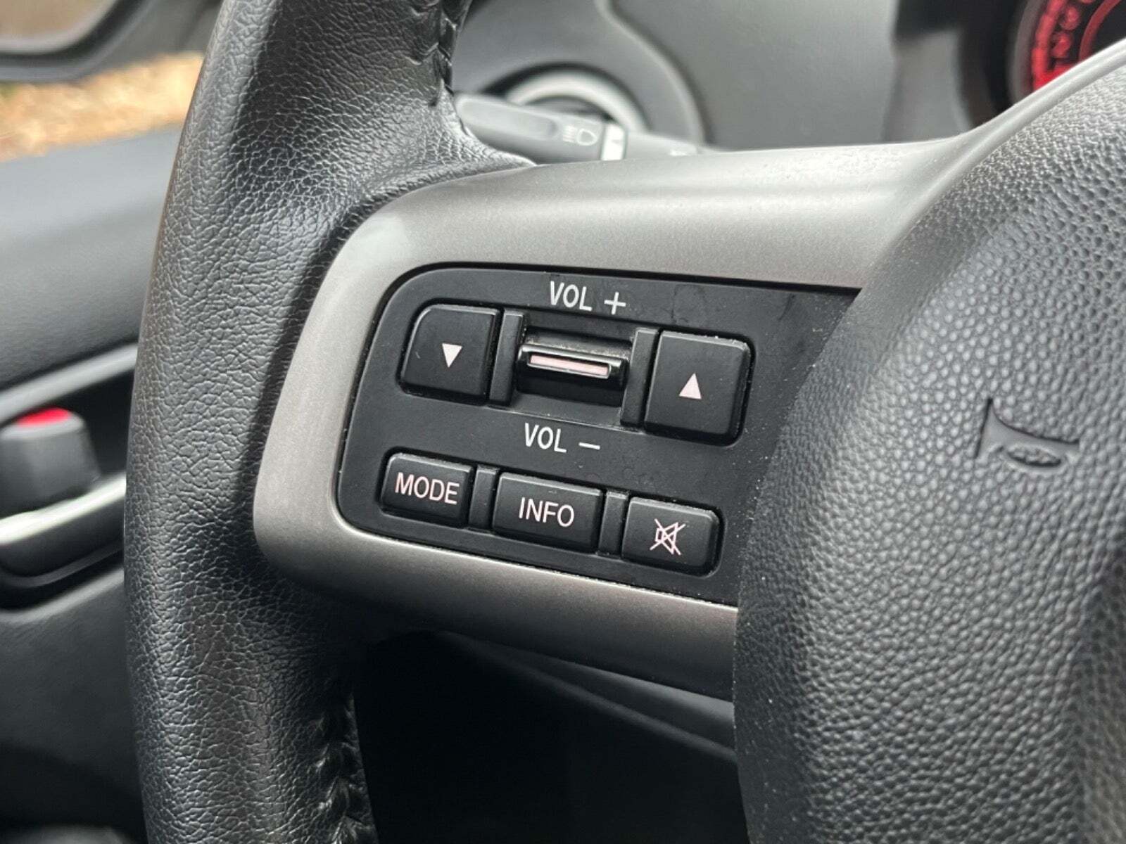 Hvid Mazda 2 fra 2012