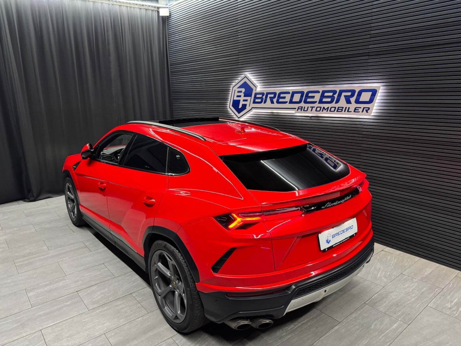 Rød Lamborghini Urus fra 2019