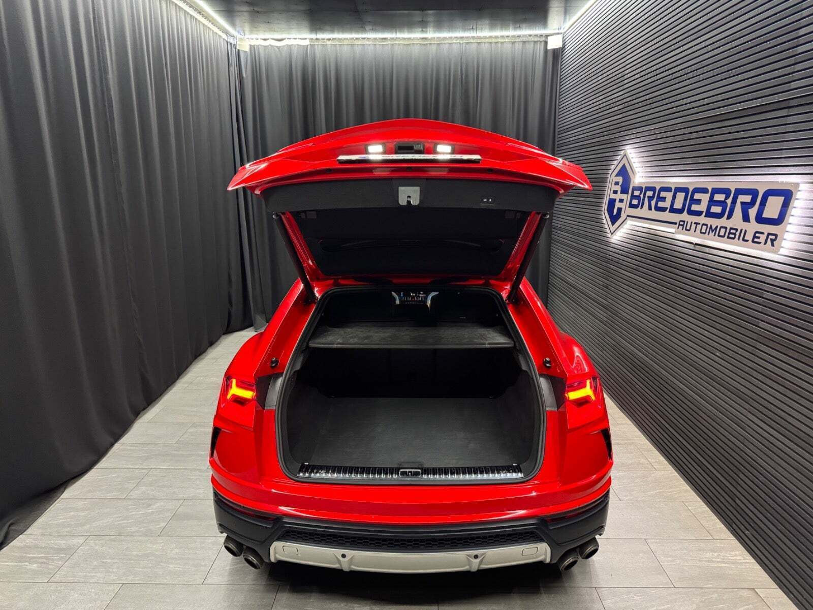 Rød Lamborghini Urus fra 2019
