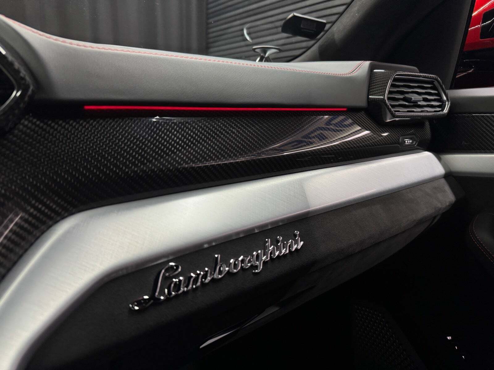 Rød Lamborghini Urus fra 2019