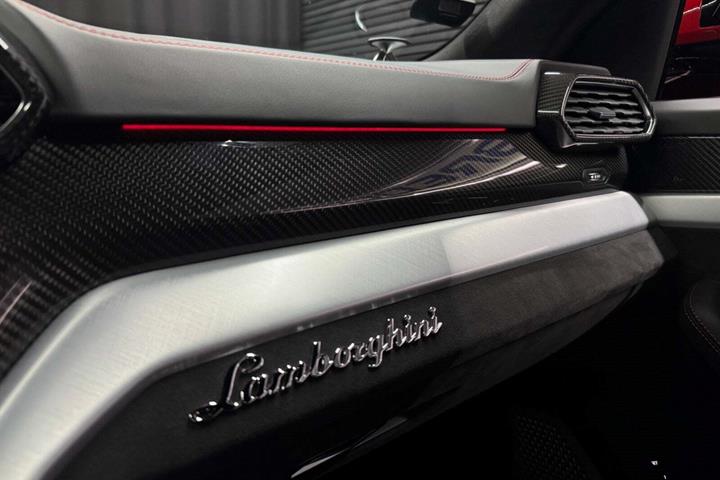 Rød Lamborghini Urus fra 2019