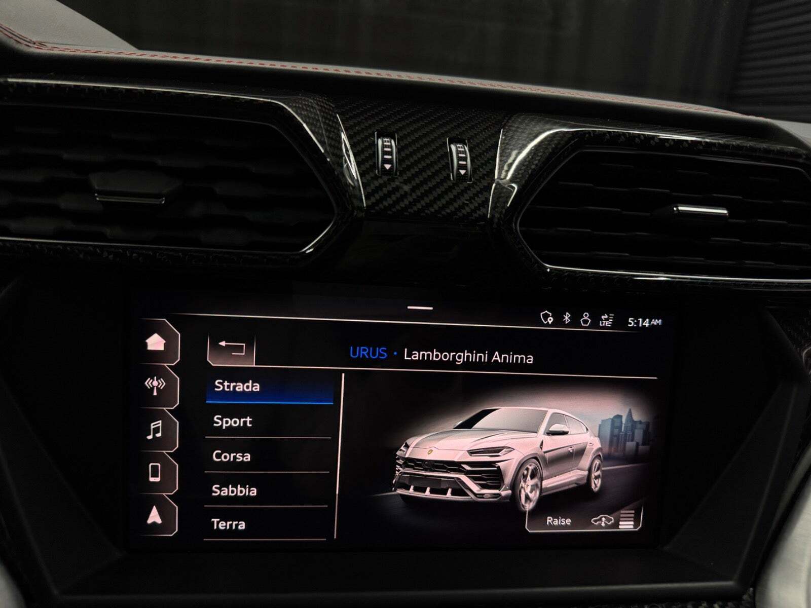 Rød Lamborghini Urus fra 2019