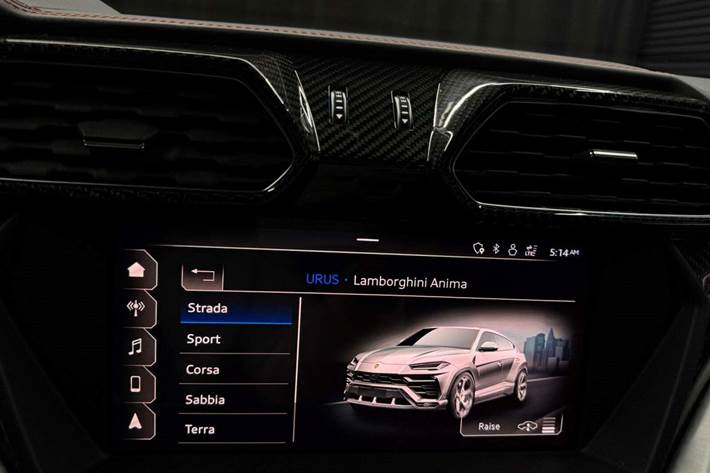 Rød Lamborghini Urus fra 2019