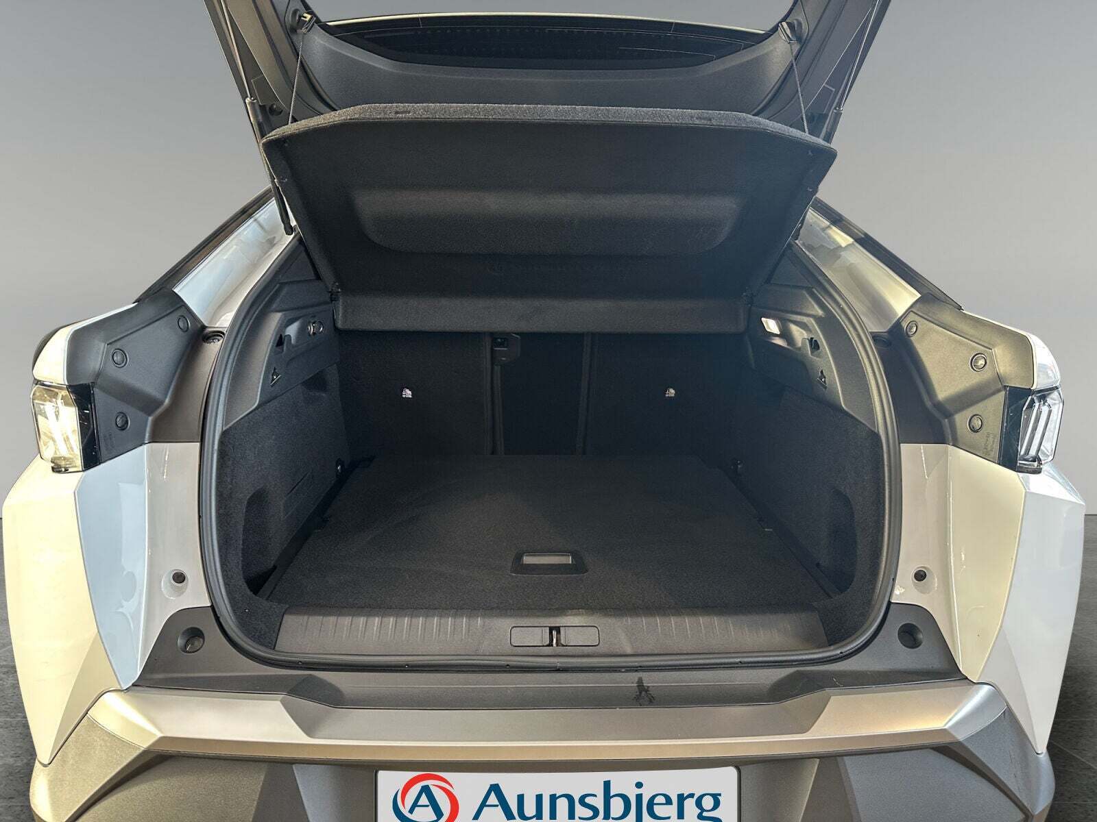 Hvid Peugeot e-3008 fra 2024