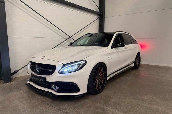 Hvid Mercedes C63 fra 2016 set udefra