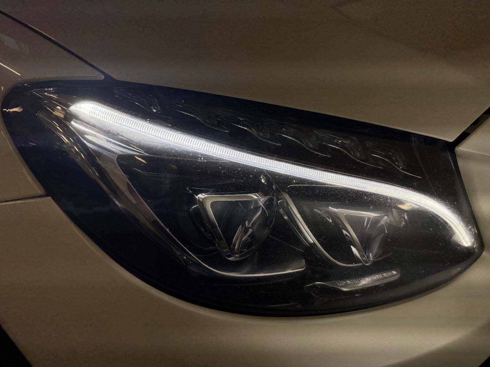 Hvid Mercedes C63 fra 2016