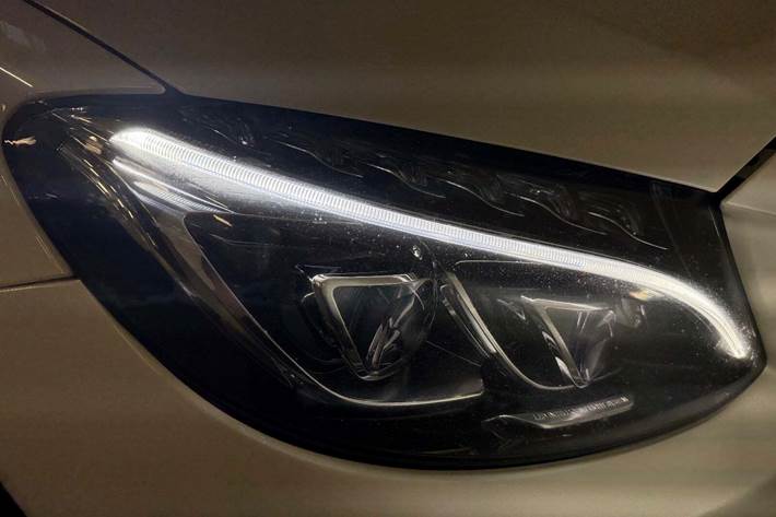 Hvid Mercedes C63 fra 2016