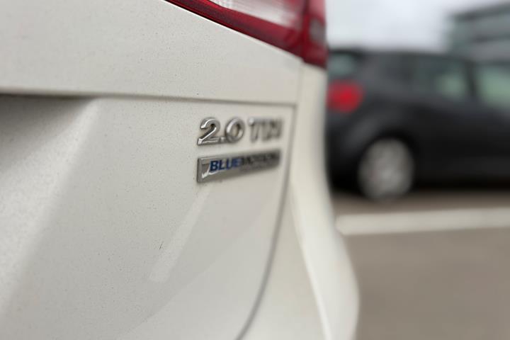Hvid VW Passat fra 2012