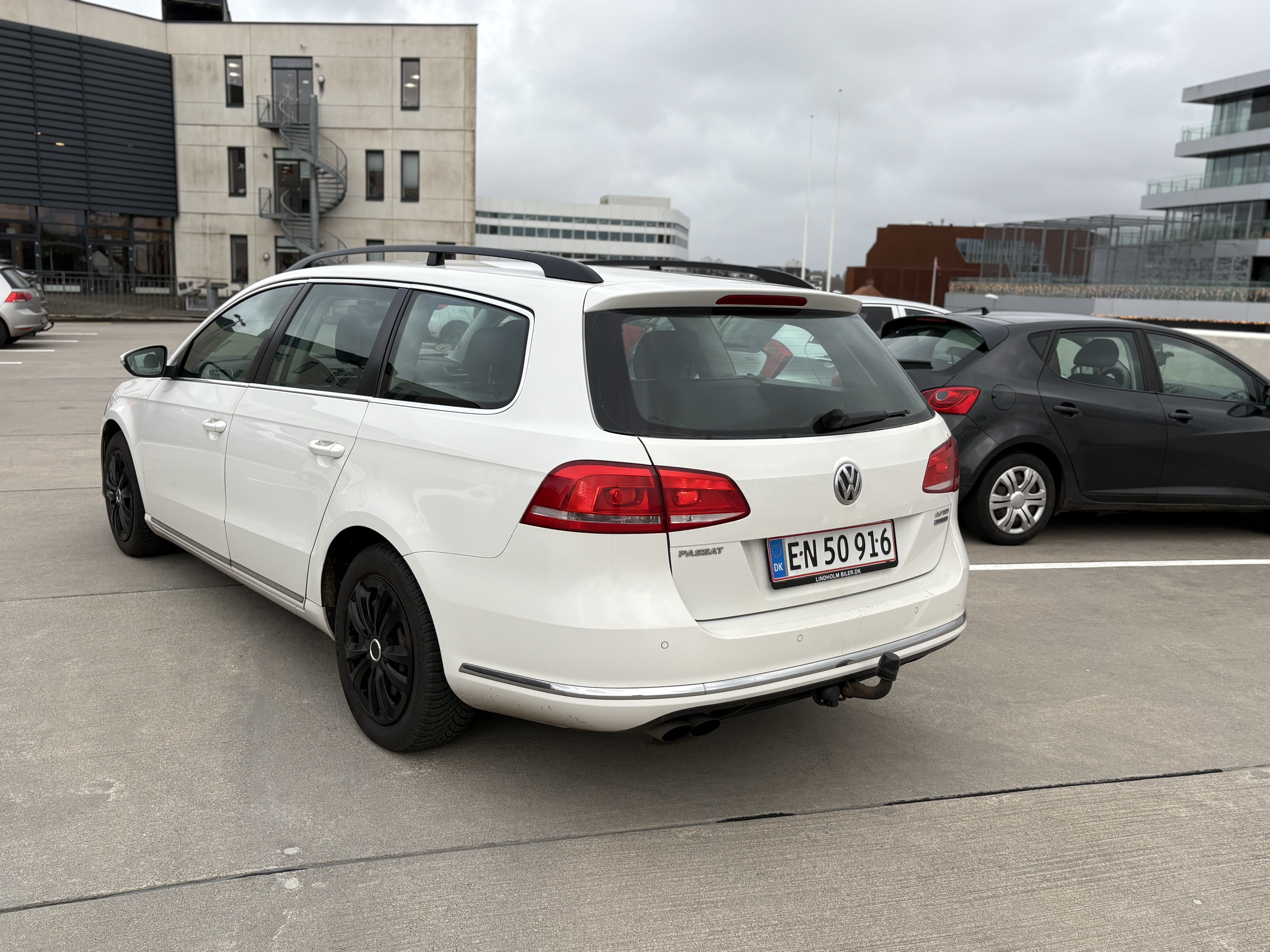 Hvid VW Passat fra 2012
