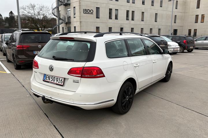 Hvid VW Passat fra 2012