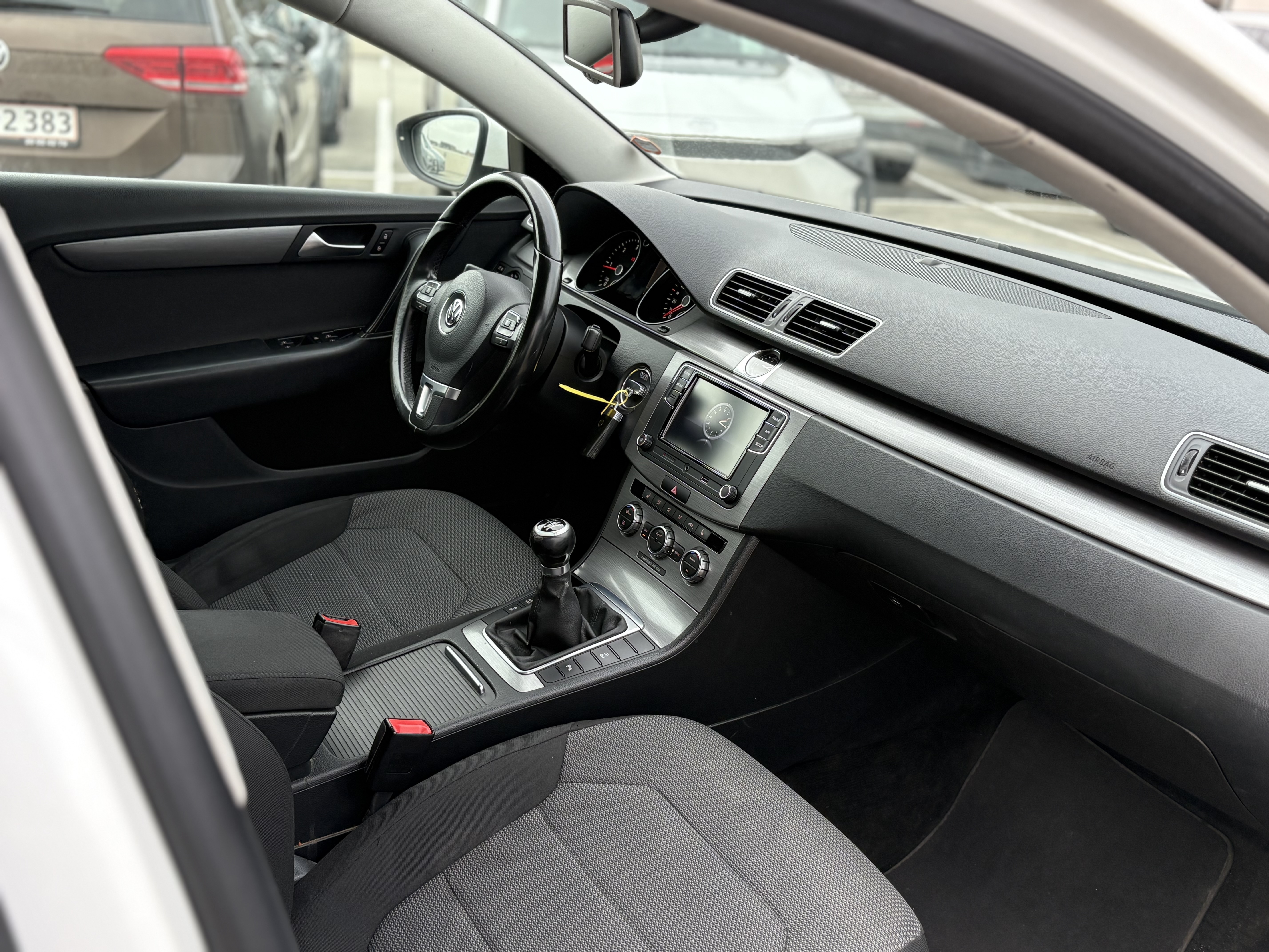 Hvid VW Passat fra 2012