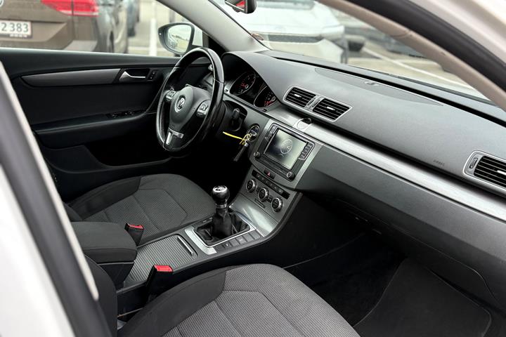 Hvid VW Passat fra 2012