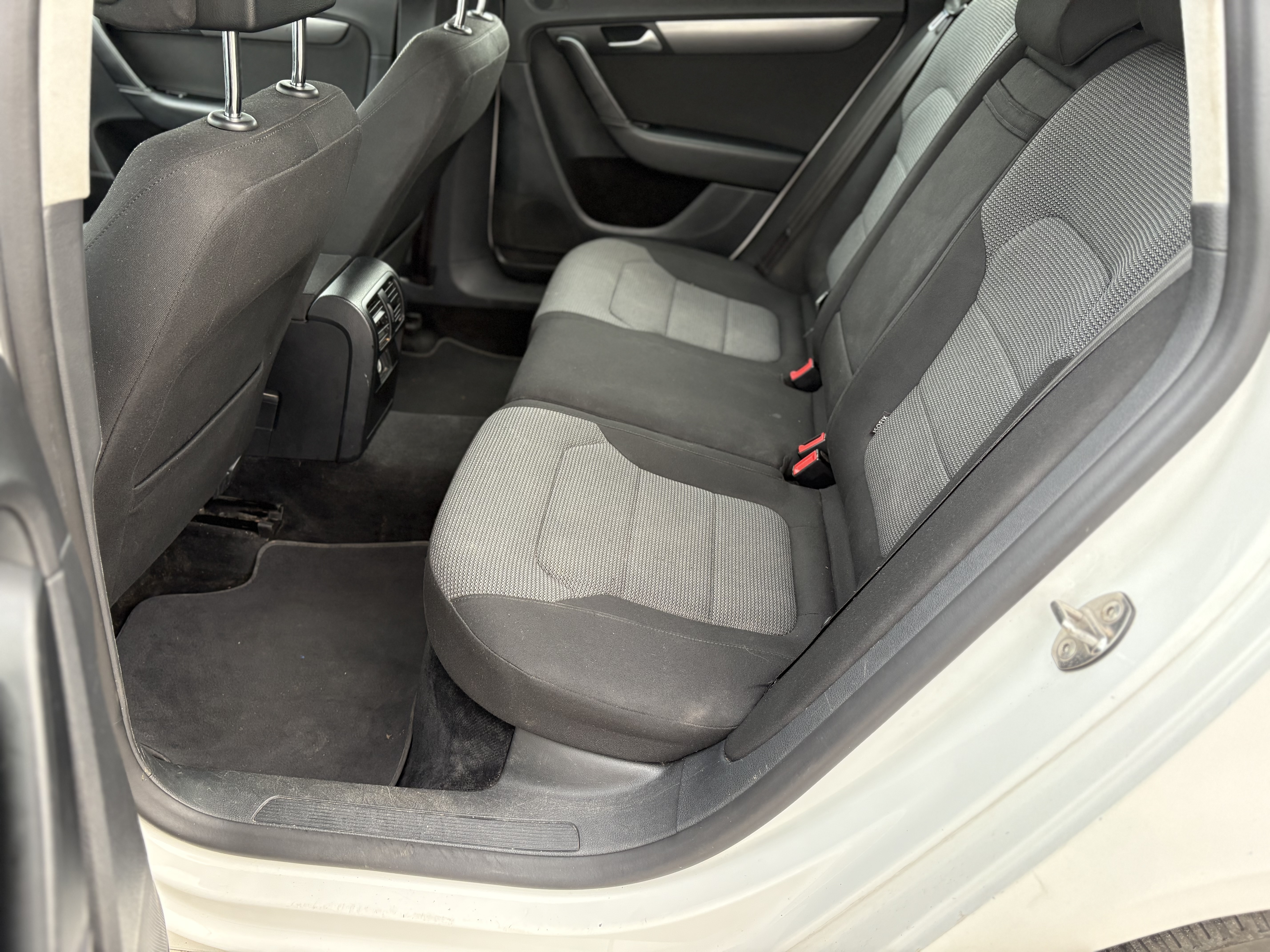 Hvid VW Passat fra 2012