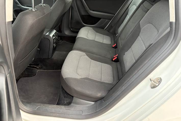 Hvid VW Passat fra 2012