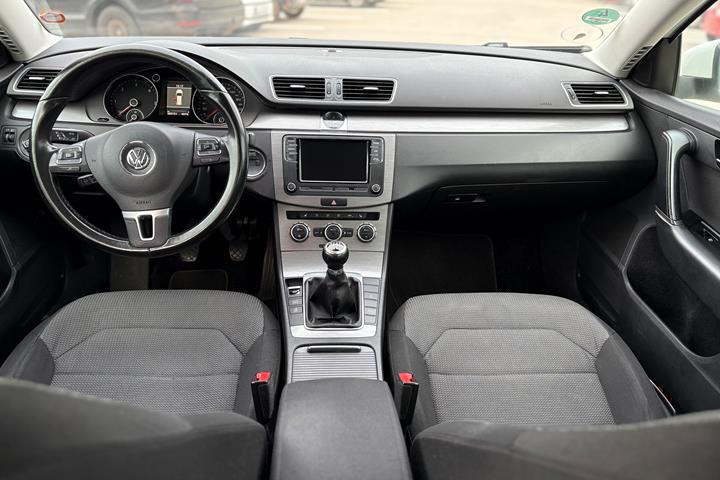 Hvid VW Passat fra 2012