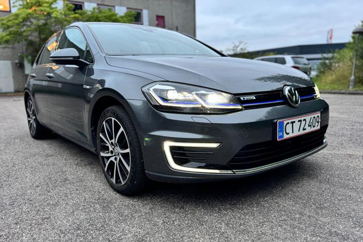 Grå VW e-Golf VII fra 2020 set udefra