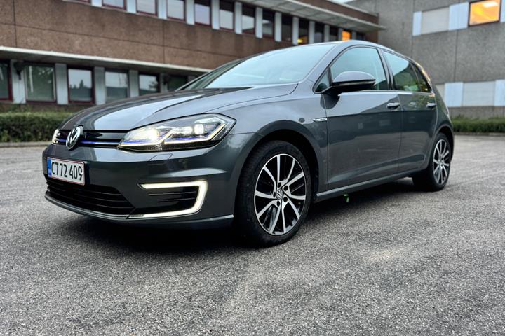 Grå VW e-Golf VII fra 2020