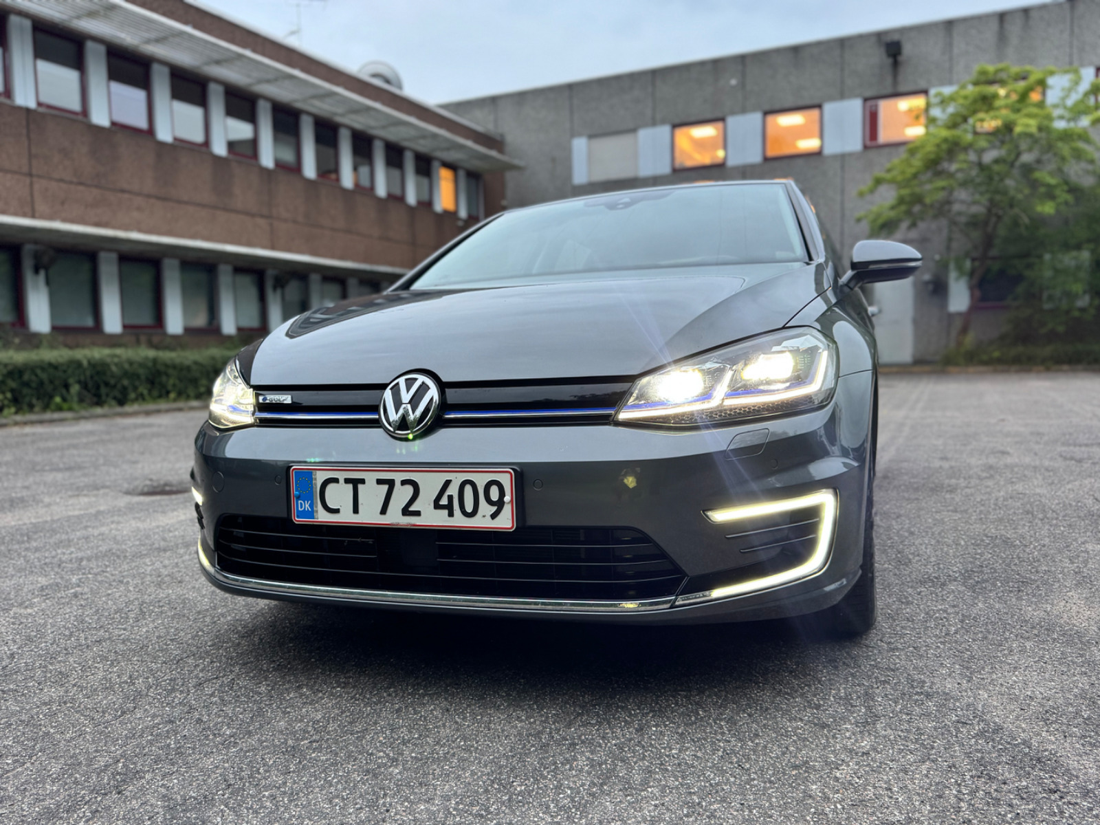 Grå VW e-Golf VII fra 2020