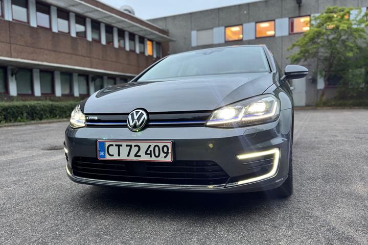 Grå VW e-Golf VII fra 2020