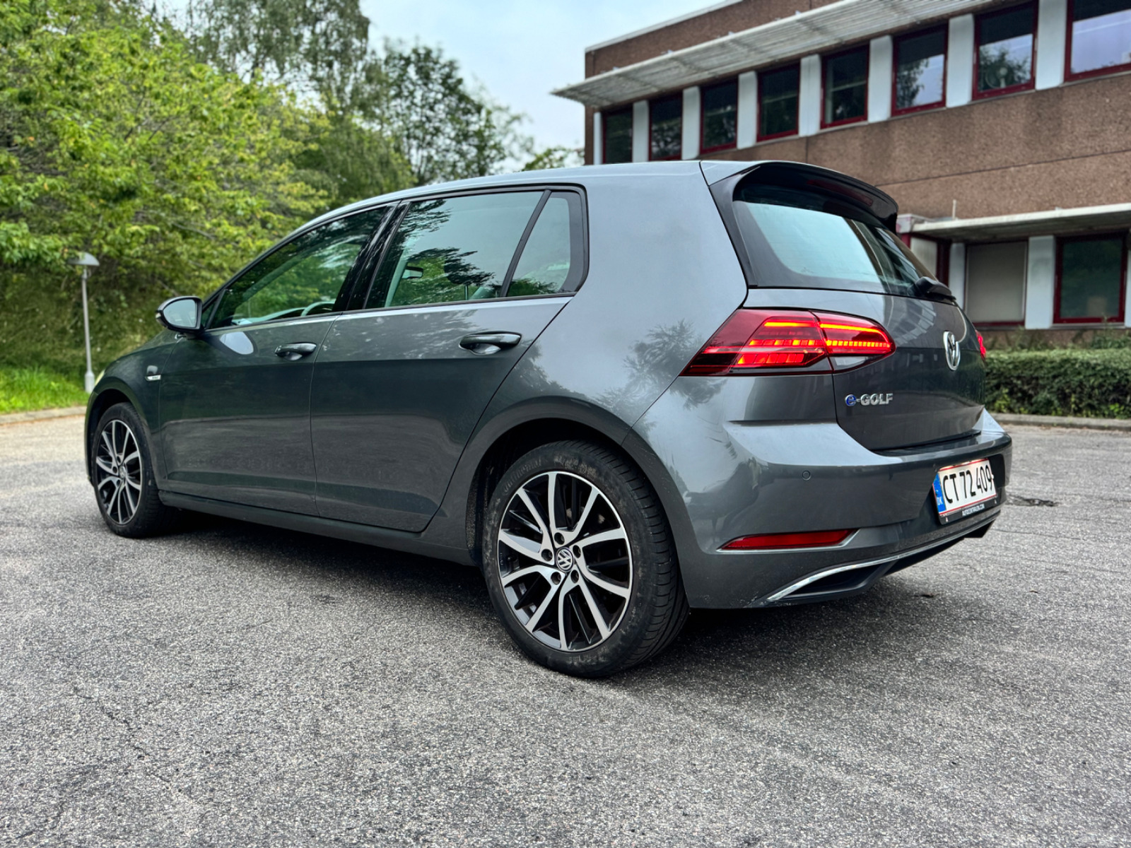 Grå VW e-Golf VII fra 2020