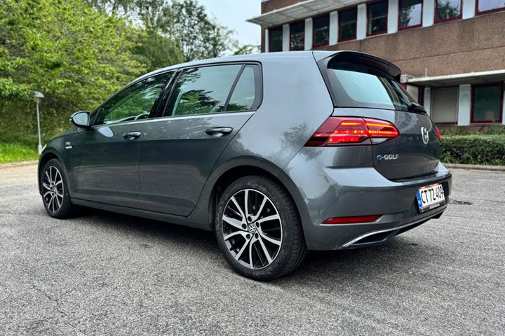 Grå VW e-Golf VII fra 2020