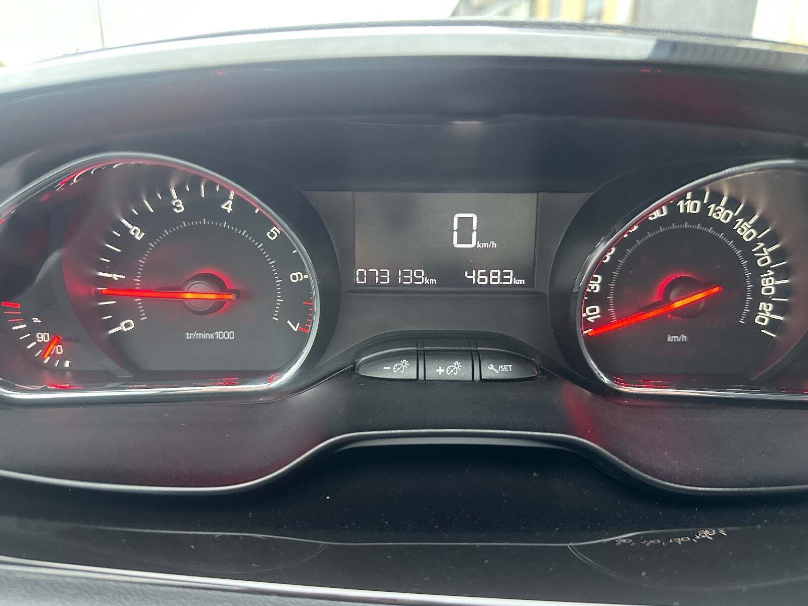 undefined Peugeot 208 fra 2015